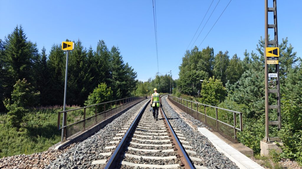 Kavora – Railway construction and track signs